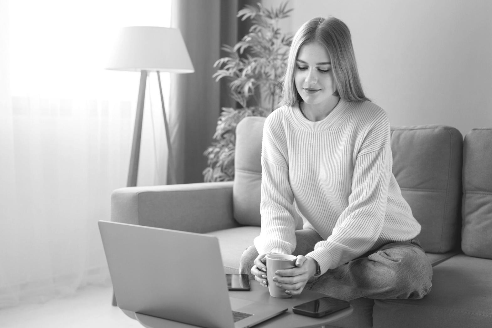 Herramientas digitales de planificación financiera en dispositivo móvil