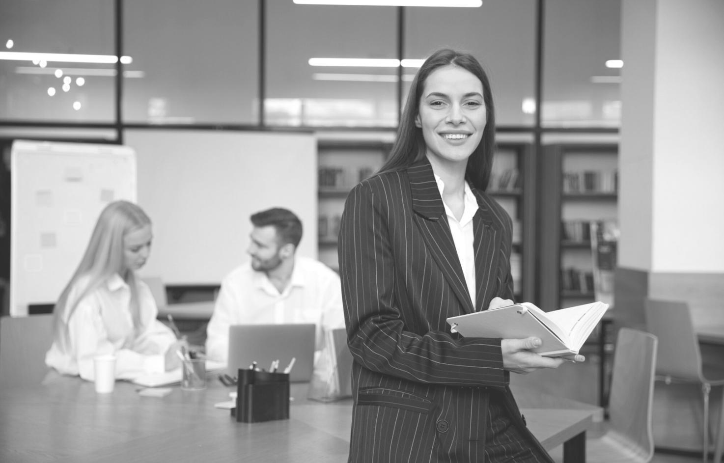 Estudiantes trabajando en planificación financiera personal con materiales educativos
